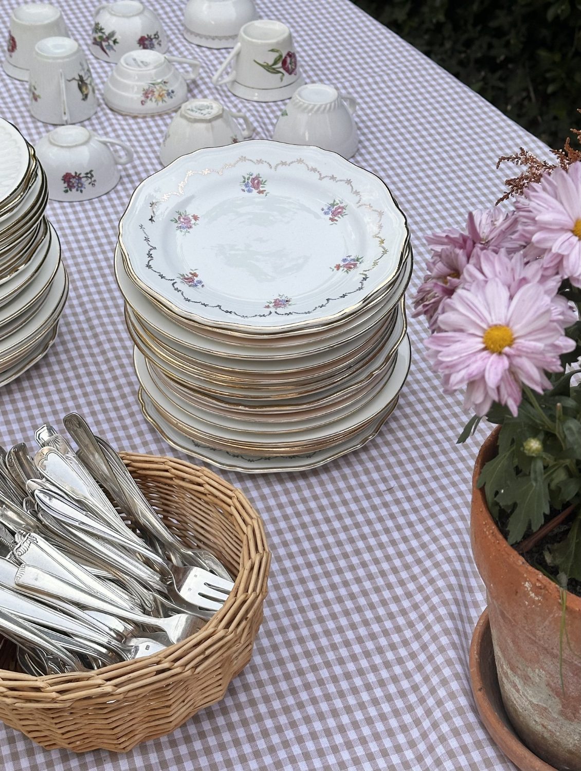 Assiettes anciennes à filets dorés et décor fleuri